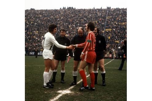 Die Kapitäne Jupp Heynckes (li.) und Franz Beckenbauer begrüßen sich in der Saison 1972/73 zum Spiel Borussia Mönchengladbach gegen Bayern München. Ab 1969 wird die Bundesliga ein Jahrzehnt von diesem Duell geprägt.