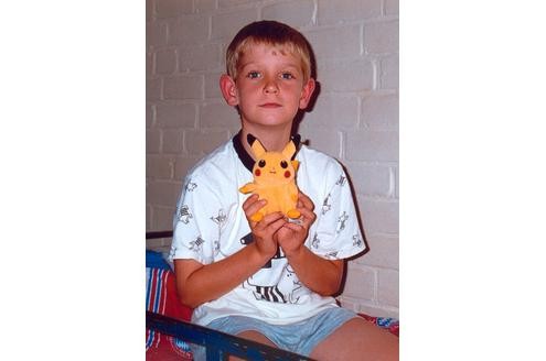 Eine Lehrerin hatte am Vorabend von Dennis K. Verschwinden noch ein Foto von ihm gemacht: Der Grundschüler sitzt im Schlafanzug auf seinem Bett, mit seinem geliebten Pokemon in den Händen.