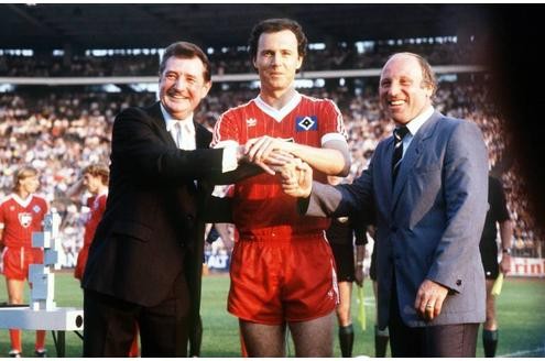 Die Ehrenspielführer Fritz Walter (li.) und Uwe Seeler verabschieden Franz Beckenbauer. Er wird am letzten Spieltag der Saison 1981/82 beim 3:3 gegen Karlsruhe in der 41. Minute ausgewechselt.