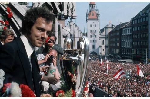Gefeiert werden die Titel auf dem Rathausbalkon am Marienplatz, wie auch dieser Landesmeistercup 1975.