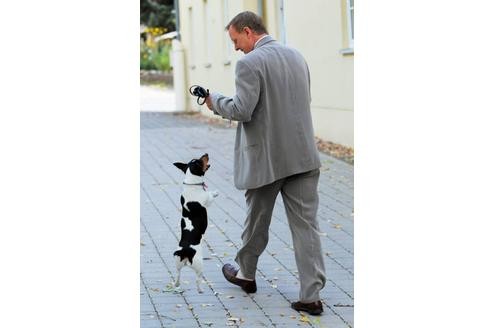 Entspannung mit Hund: Der Linke-Politiker Bodo Ramelow verbringt seine Pause mit seinem Hund Attila.