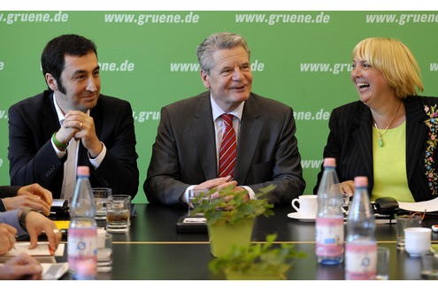 Ihr letzter gemeinsamer Auftritt vor der Sommerpause ist mit Joachim Gauck, der im Juni 2010 von den Grünen und der SPD für das Amt des Bundespräsidenten vorgeschlagen wird.