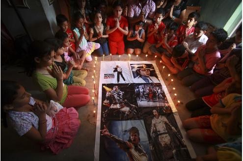 In Indien zünden mehrere Dutzend Fans Kerzen an.