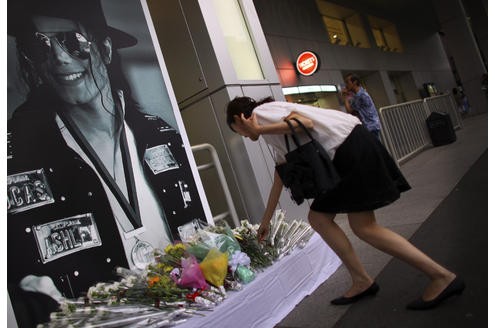 Zum ersten Todestag ihres Idols pilgern in Tokio hunderte Menschen zu einem Michael-Jackson-Museum,in dem...