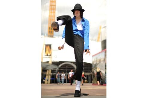 Ein Michael Jackson-Imitator tanzt in London.