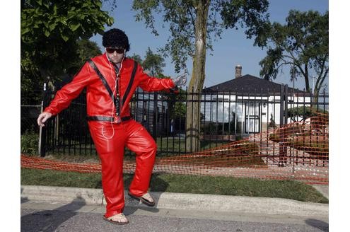 Joe Gasmann tanzt vor dem Geburtshaus von Michael Jackson in Gary.