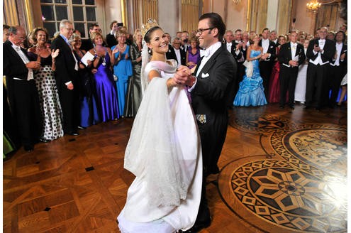 Es war eine der schönsten Hochzeiten des Jahres: Die schwedische Kronprinzessin Victoria und Daniel Westling gaben sich in Stockholm das Ja-Wort. Weitere frisch gebackene Eheleute sind ...