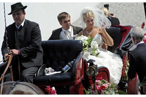 ...Fußballnationalspieler Philipp Lahm und seine Braut Claudia (geborene Schattenberg) ...