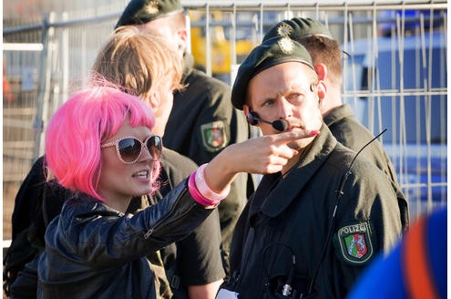 ... und treffen auf Besucher, die ihre Freunde und Verwandten suchen.