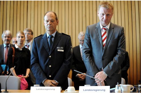 Eine Sitzung des Innenausschusses im Landtag  endet am 4. August mit gegenseitigen Vorwürfen.