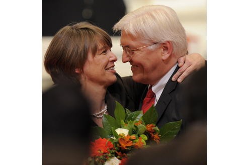 Einer der schönsten Liebesbeweise des Jahres: Der ehemalige Außenminister und Vizekanzler Frank-Walter Steinmeier (SPD) spendete seiner Ehefrau Elke Büdenbender eine Niere.