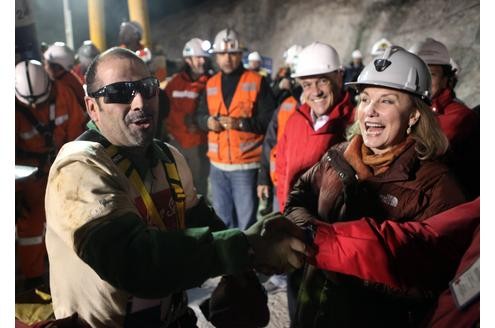 Er ist der zweite Bergmann in Chile, der am frühen Mittwochmorgen (MEZ) geborgen wurde: Mario Sepulveda.