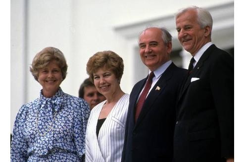 Der letzte Staatschef der Sowjetunion Michael Gorbatschow - mit ihm zog eine selbstbewusste, weltoffene Frau in den Kreml: Raissa (hier mit dem deutschen Bundespräsidentenpaar Marianne und Richard von Weizsäcker). Sie half, den Kurswechsel ihres Mannes zu kommunizieren.