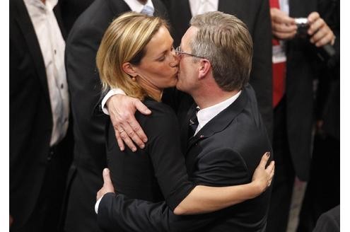 Einen Kuss für den neuen Bundespräsidenten: Christian Wulff mit First Lady Bettina Wulff, das Paar ...