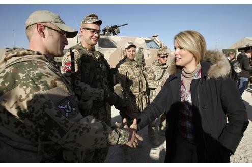 Bundesverteidigungsminister Karl-Theodor zu Guttenberg (CSU) und seine Ehefrau Stephanie in Afghanistan.