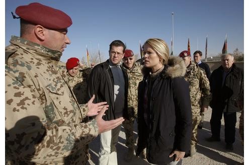 Bundesverteidigungsminister Karl-Theodor zu Guttenberg (CSU) und seine Ehefrau Stephanie in Afghanistan.