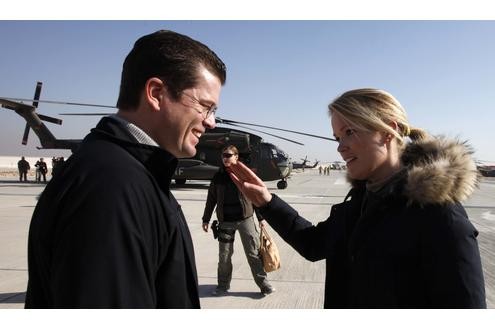 Bundesverteidigungsminister Karl-Theodor zu Guttenberg (CSU) und seine Ehefrau Stephanie in Afghanistan.