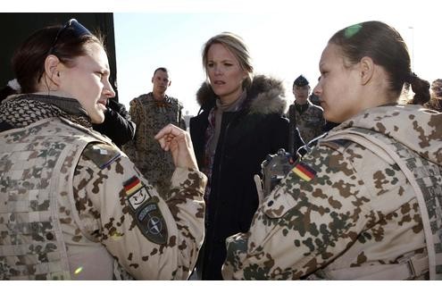 Bundesverteidigungsminister Karl-Theodor zu Guttenberg (CSU) und seine Ehefrau Stephanie in Afghanistan.