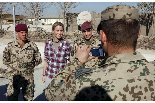 Bundesverteidigungsminister Karl-Theodor zu Guttenberg (CSU) und seine Ehefrau Stephanie in Afghanistan.