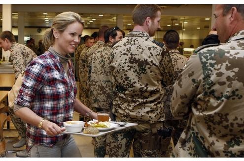 Bundesverteidigungsminister Karl-Theodor zu Guttenberg (CSU) und seine Ehefrau Stephanie in Afghanistan.