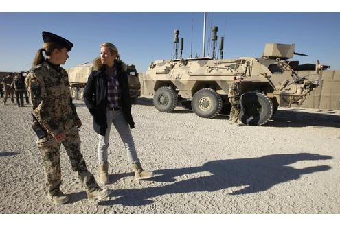 Stephanie zu Guttenberg (R), wife of German Defence Minister Karl-Theodor zu Guttenberg, listens to a German Bundeswehr army soldier during a visit to the army camp in Kunduz, northern Afghanistan December 13, 2010. Zu Guttenberg and his wife are visiting the German Bundeswehr armed forces troops who are with the International Security Assistance Force (ISAF) in Afghanistan. REUTERS/Fabrizio Bensch (AFGHANISTAN - Tags: MILITARY CONFLICT POLITICS)