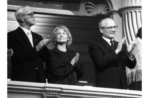 Damit war auch die Macht des Ehepaares Honecker beendet: Sie Ministerin für Volksbildung, er Staatschef - auch sie demonstrierten ihre Macht Position öffentlich und staattragend.