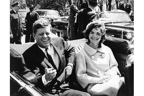 US-Präsident John F. Kennedy mit Ehefrau Jacqueline (Jackie) - sie verkörperten für viele Menschen das moderne Amerika. Auch bei diesem Paar wurde Politik mit Bildern gemacht. Jackie galt ....