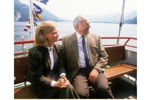 Ebenfalls eine Inszenierung - aber eine, die Biederkeit symbolisierte: Die Bilder des Ehepaares Hannelore und Helmut Kohl aus dem unumgänglichen Urlaub am Wolfgangsee. Kohl hielt seine Familie weitgehend aus den Medien. Nur im Urlaub ...