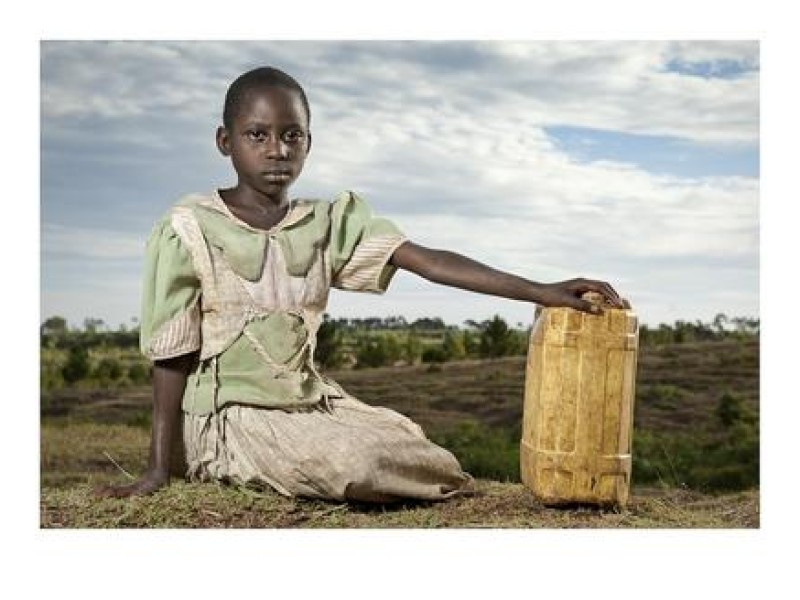 Tapfere Wasserträger heißt dieses prämierte Foto von Christoph Gödan. Er beobachtete, wie Kinder mit leeren Wasserkanistern zu einem Fluss in Tansania marschierten und sich nach dem Auffüllen der Behälter mit der kostbaren Last abmühten. Foto: Christoph Gödan, Agentur Laif