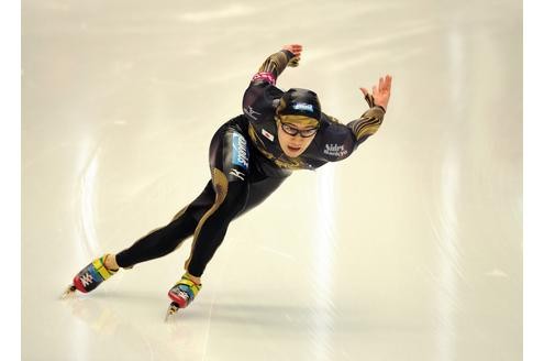 Er hat vermutlich andere Sorgen, trotzdem hat der japanische Eisschnellläufer Joji Kato beim 500-Meter-Lauf der Herren in Inzell die Nerven behalten.