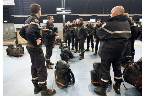 Vor dem Abflug nach Japan: Ein französisches Hilfskommando bereitet sich in Paris auf den Einsatz vor. Aus aller Welt reisen Experten nach Japan, um zu helfen.