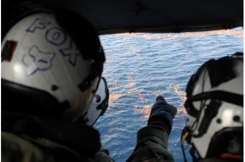 Blick aus dem Hubschrauber auf das Meer. Im Wasser . . .