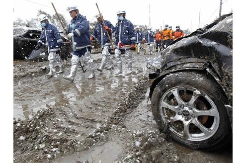 Schnee behindert die Aufräumarbeiten rund um Sendai, wo der Tsunami besonders wütete. )