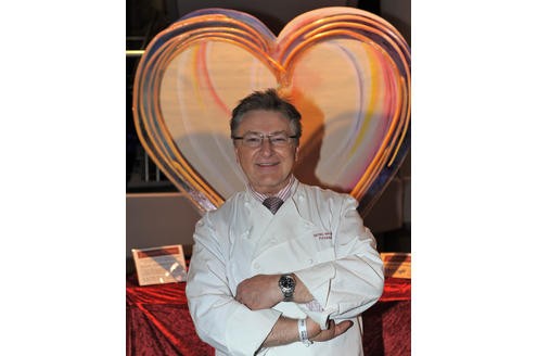 Der Zuckerbäcker Georg Maushagen hat eine Torte in Herzform gebacken.