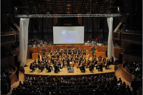 Mit Verspätung eröffnen die Düsseldorfer Symphoniker die Veranstaltung.