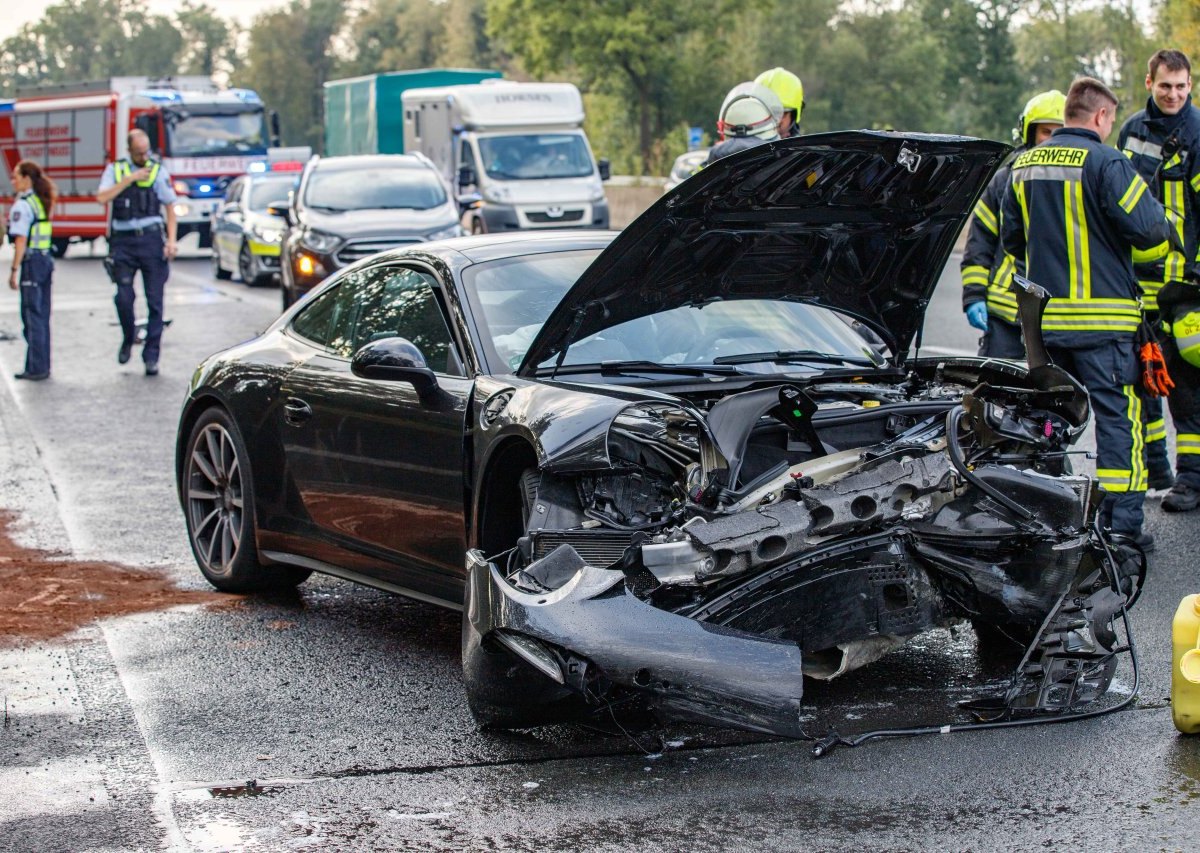 07.09.2019_Neuss_Alleinunfall_Porsche_09.jpg