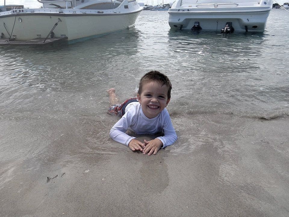 Jake mochte das Wasser. Der Junge ist am 30. November 2013 ertrunken. Seine Eltern kämpfen heute dafür, dass schon Babys lernen, auf dem Wasser zu treiben. 