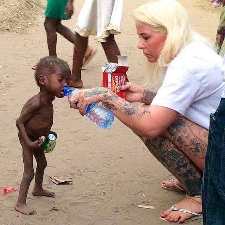 Dieses Bild ging um die Welt: Die Entwicklungshelferin Anja Ringgren Lovén gibt dem kleinen Jungen einen Schluck aus ihrer Wasserflasche.