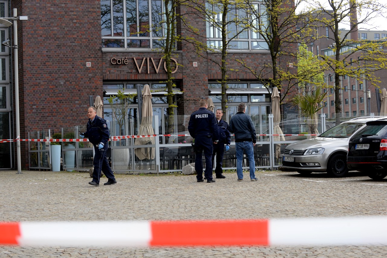 Polizei steht am Morgen des 3. Mai 2017 vor dem Café. Eine Angestellte des Cafés hatte ihre Chefin tot in einer Blutlache gefunden.