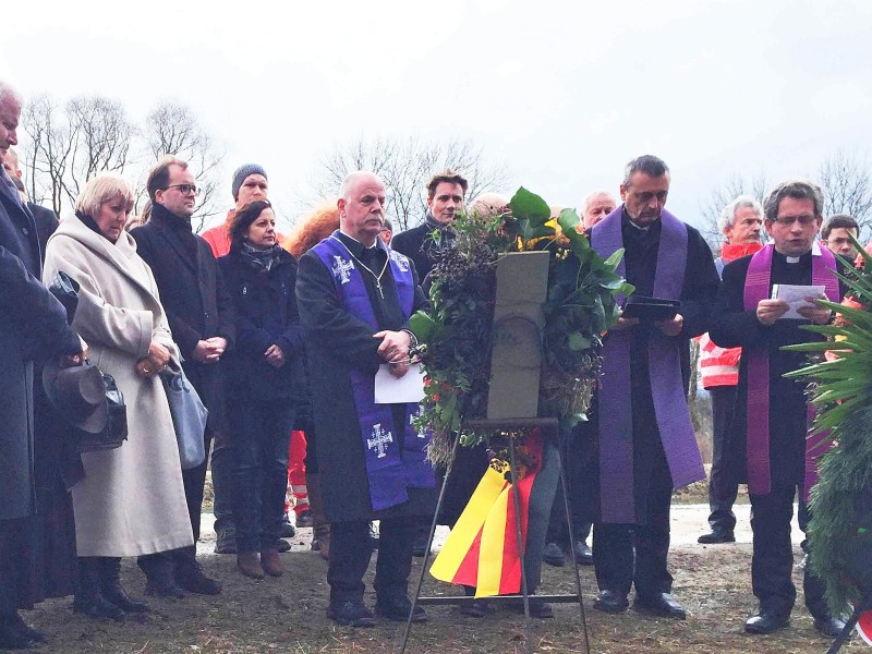 Ein Tag nach dem schrecklichen Zugunglück wurden Kränze niedergelegt. Der bayerische Ministerpräsident Horst Seehofer (CSU, l.) und Bundestagsvizepräsidentin Claudia Roth (Bündnis 90/Die Grünen, 2. v.l.) gedachten der Opfer.