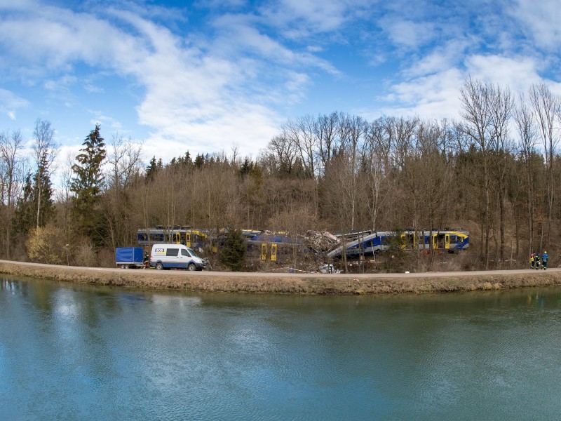 Blick auf die Unfallstelle der Züge am Morgen des 11. Februar. Die Unglücksstelle lag in einem Waldstück an einer Hangkante, die steil zu einem Kanal abbricht, und war nur schwer zu erreichen.