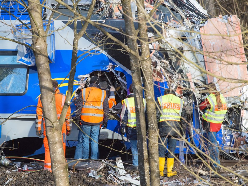 Einsatzkräfte suchten an der Unfallstelle der Regionalzüge mit Hochdruck nach der dritten Blackbox. Diese ist am 12. Februar gefunden worden.