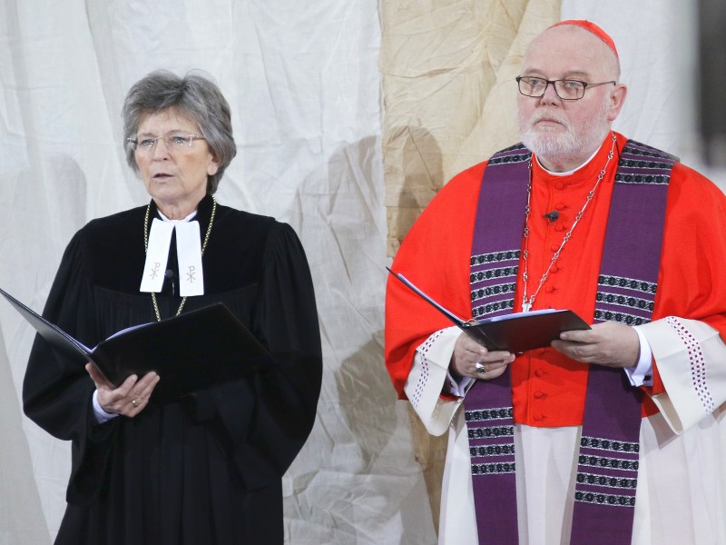 Kardinal Reinhard Marx und Regionalbischöfin Susanne Breit-Keßler, die Ständige Vertreterin des Landesbischofs, spendeten in der Kirche Sankt Georg Trost.