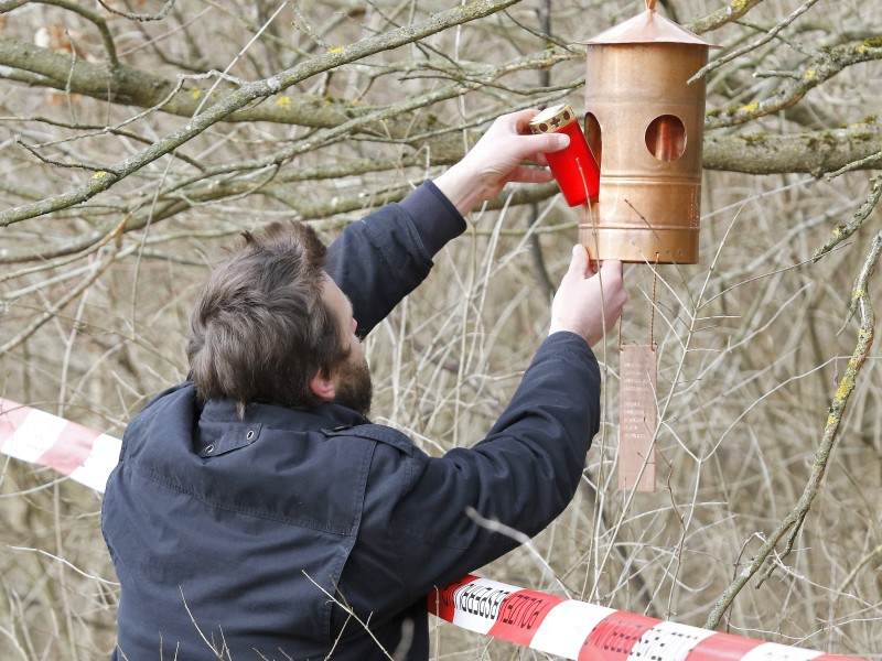 Ein Betroffener hängte an der Unglücksstelle eine Kerze an einen Baum. 