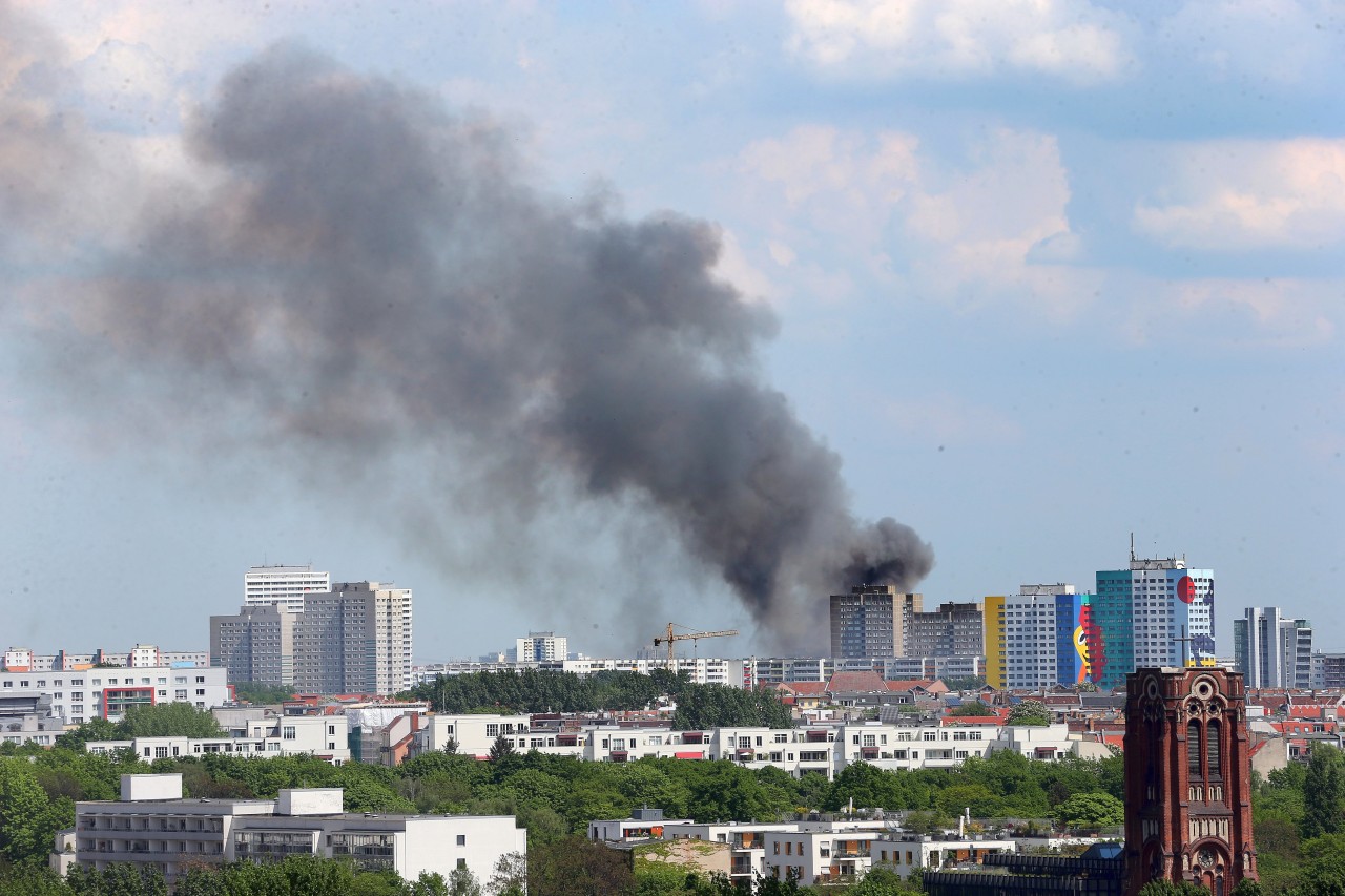 Großbrand in einer Lagerhalle eines asiatischen Großmarkts.