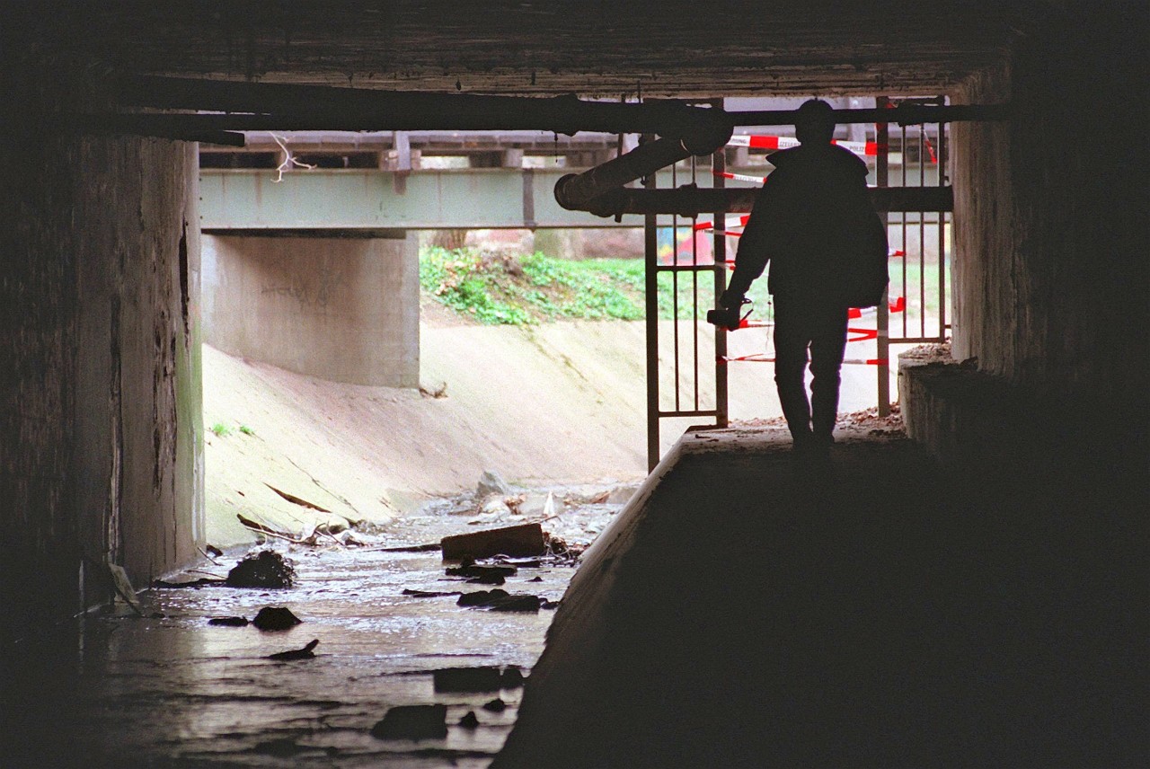 In diesem tunnelartigen Durchbruch unweit des Bahnhofs in Frankfurt-Höchst wurde 1998 die Leiche des 13-jährigen Tristan gefunden.