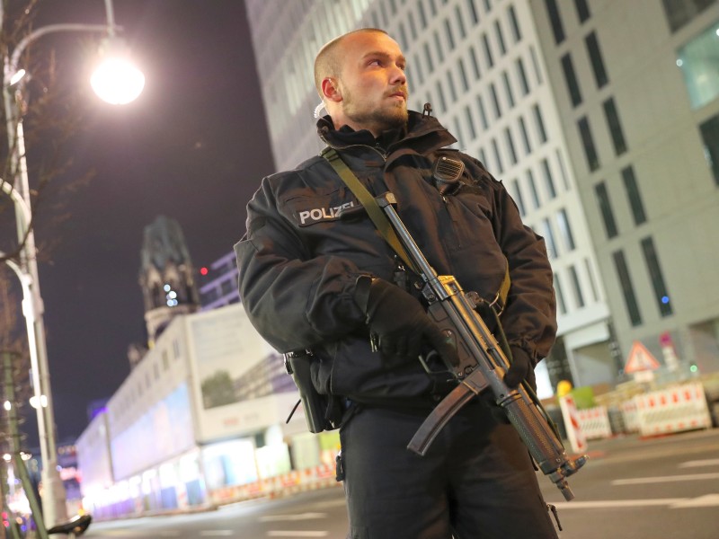 Der Fahrer des Lastzuges mit polnischem Kennzeichen konnte flüchten. Eine weitere Person fand die Polizei tot auf dem Beifahrersitz. Der Tote war ein polnischer Lkw-Fahrer, der mutmaßlich am Nachmittag vor dem Attentat von Anis Amri überfallen wurde. 