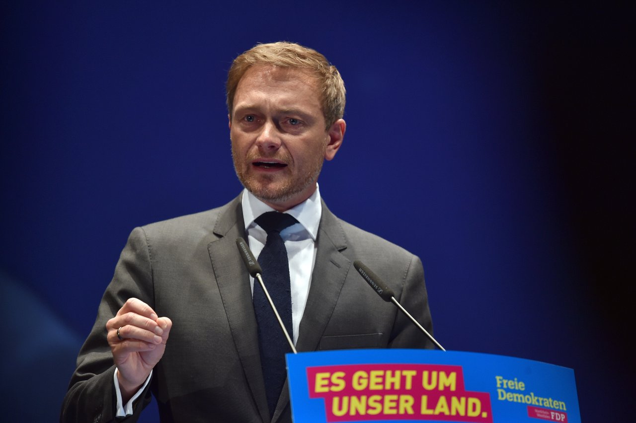 Fdp Spitzenkandidat Christian Lindner Zeigt Sich Als Rebell Im Unterhemd Auf Youtube Derwestende 5187