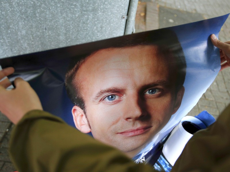 Hinter Macron steht die von ihm 2016 gegründete politische Bewegung „En Marche!“ (In Bewegung). Einen klassischen Parteiapparat hat er bislang nicht. Macron führte sein Wahlkampfteam wie ein Start-Up-Unternehmen.