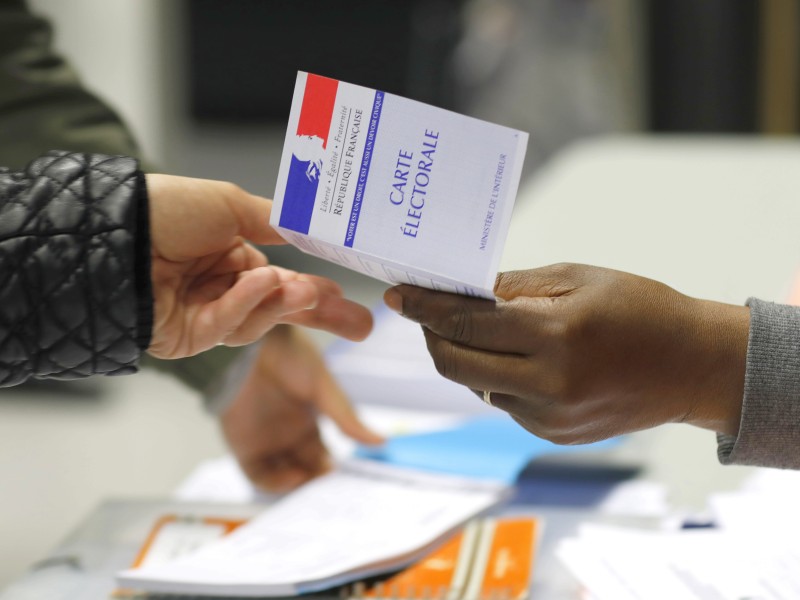 Dennoch zeichnete sich eine niedrigere Beteiligung als bei der Wahl vor fünf Jahren ab. Die Wahlbeteiligung habe bis zum Mittag bei 28,23 Prozent gelegen, teilte das Innenministerium in Paris mit. Vor fünf Jahren hatten zu diesem Zeitpunkt bereits 30,7 Prozent der Wahlberechtigten ihre Stimme abgegeben.